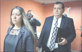  ??  ?? La “niñera” Gabriela Quintana, acompañada de su abogado Carlos Zárate.