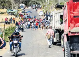  ?? ORLANDO AMADOR ?? Manifestan­tes bloquean Sexta Entrada, a la altura de Caracolí.