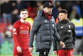  ??  ?? Liverpool manager Jurgen Klopp (centre) with players