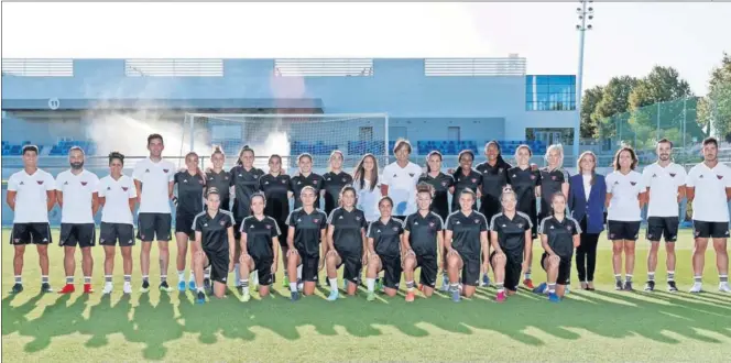  ??  ?? PLANTILLA HISTÓRICA. Las jugadoras y cuerpo técnico del Tacon posan en Valdebebas en la foto oficial del equipo en la temporada de su debut en la Primera Iberdrola.