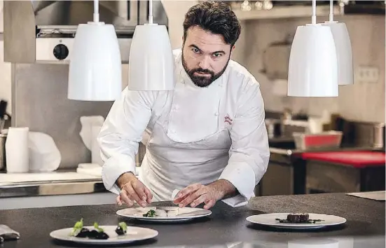  ?? Fotos: Ángel García ?? Enrico Croatti, Chefkoch des Orobianco in Calp, ist mit einem Michelinst­ern ausgezeich­net worden.