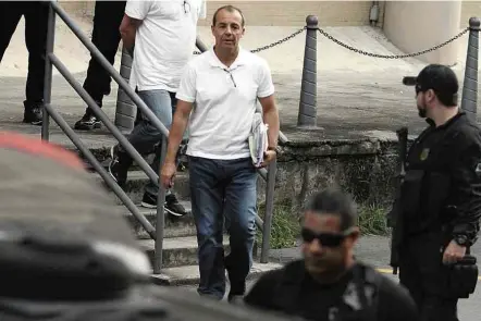  ?? José Lucena -31.jul.2017/Futura Press/Folhapress ?? O ex-governador do Rio de Janeiro Sérgio Cabral (PMDB), que está preso, após prestar depoimento ao juiz Marcelo Bretas