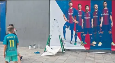  ??  ?? YA ES HISTORIA. La imagen de Neymar despareció ayer de todas las promocione­s con el Barcelona.