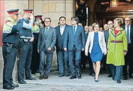  ?? TONI ALBIR / EFE ?? Mas, Junqueras y Puigdemont acompañaro­n ayer a Forcadell y Simó desde el Parlament hasta el TSJC