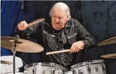  ?? Fotos: Thomas Eder/Andreas Weihs, dpa ?? Charly Antolini gehört mit seinen mittlerwei­le 80 Jahren immer noch zu den besten Drummern seiner Szene.