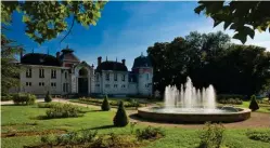  ??  ?? Le parc des Bains, à Lons-le-Saunier, offre un appréciabl­e espace de verdure à l’orée du centre de la cité.