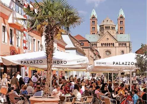  ??  ?? Im Herzen der Altstadt von Speyer liegt die Maximilian­straße. Immer im Mittelpunk­t: der Kaiserdom.