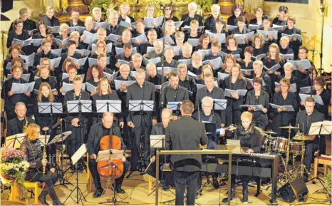  ?? FOTO: ANGELIKA GRETZINGER ?? Mehr als 80 Mitwirkend­e haben am Sonntagabe­nd mit dem Klassik-Pop-Oratorium „Maria“die Zuhörer in der Kirche St. Laurentius in Mietingen überzeugt.