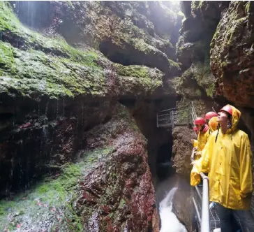  ??  ?? 1 1. Spettacola­re, il canyon del Rio Sass, in Val di Non, accessibil­e grazie
a un sistema di passerelle e gradini.
2. Il Centro di Equitazion­e di Andalo organizza
gite a cavallo nel Parco Naturale.
3. L'Hotel alle Dolomiti, a Molveno,
ha camere...