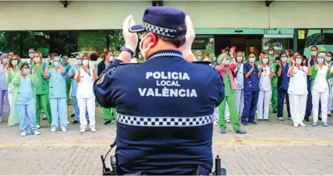  ?? EP ?? Los aplausos de hace unas fechas para agradecer a los sanitarios su trabajo pueden simbolizar hoy la celebració­n por el primer día sin víctima mortal