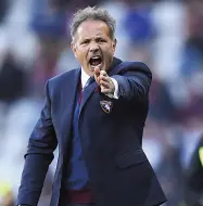  ??  ?? Sinisa Mihajlovic, ex allenatore della Fiorentina ora al Torino A destra Simeone