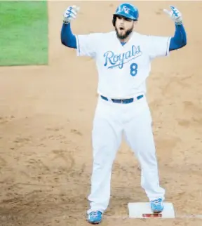  ??  ?? Mike Moustakas celebra con la fanaticada su imparable remolcador de carrera en la séptima entrada.