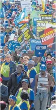  ?? FOTO: DPA ?? Vor der Parlaments­sitzung demonstrie­rten in Kapstadt Regierungs­gegner.