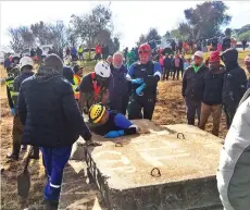  ?? / Bongani Mdakane ?? A rescue mission by the Johannesbu­rg Emergency Management Services during the search for Khayalethu Magadla in Klipspruit West.