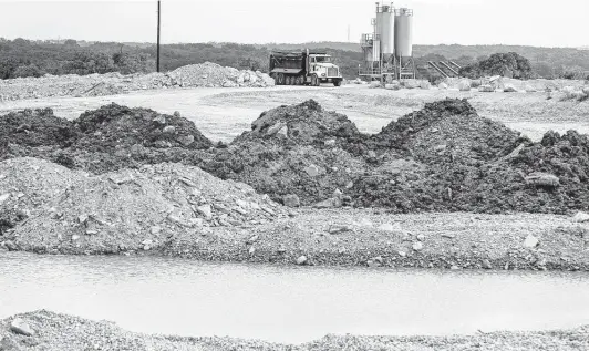  ?? Photos by William Luther / Staff photograph­er ?? The West Henly Site, a limestone and caliche quarry, has been cited three times since 2016 for fouling Flat Creek in Blanco County.