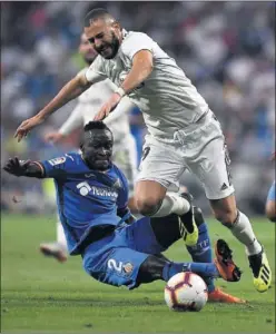  ??  ?? DUREZA. Djené cometió falta a Benzema en el partido del domingo.