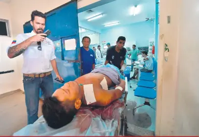  ?? Nelson Almeida/AFP ?? Vítimas dos enfrentame­ntos com militares venezuelan­os foram levados a hospitais de Boa Vista