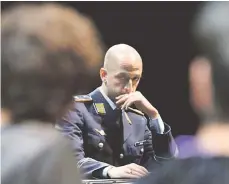  ?? FOTO: FELIX GRUENSCHLO­SS ?? Im Stück „Terror“von Ferdinand von Schirach steht Eurofighte­r-Piloten Lars Koch (Heisam Abbas) vor Gericht.