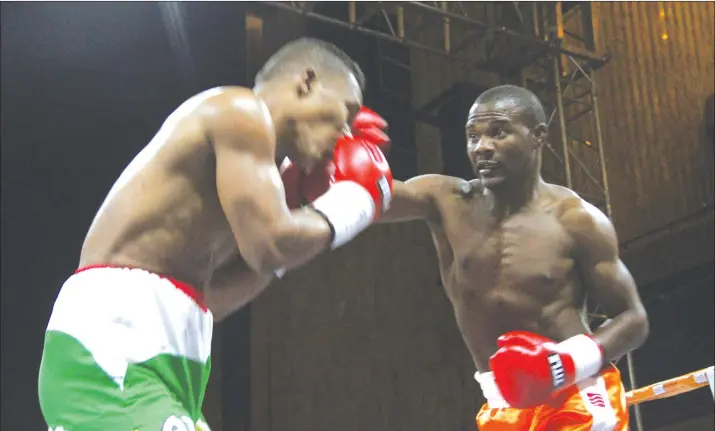  ?? — Picture by John Manzongo ?? RIGHT ON THE MONEY . . . Zimbabwe boxing superstar Charles Manyuchi (right) connects with a thunderous right that shakes his Colombian opponent Jose Agustin Julio Feria during the first round of their World Boxing Council sanctioned non-title fight at...