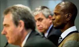  ?? (Photo EPA) ?? Jordi Mestre (au centre) lors de la présentati­on d’Eric Abidal hier.