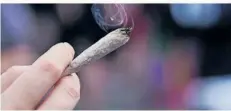  ?? FOTO: ANNETTE RIEDL/DPA ?? Nachdem sich die Ampel-Regierung nun geeinigt hat, könnte das Reform-Gesetz zu Cannabis bereits zum 1. April in Kraft treten.