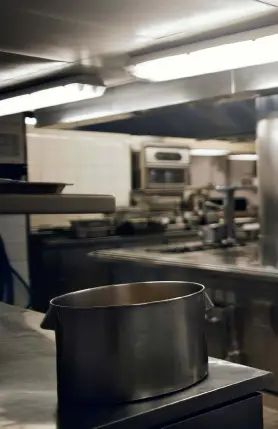  ??  ?? croquis gourmand Yannick Alléno dans les cuisines du Pavillon Ledoyen, en juillet 2015. À droite, un dessin préparatoi­re du chef multi- étoilé.