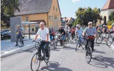  ?? FOTO: HÜGLER ?? Mit dem Rad geht’s durch Essingen. Voran fuhr Bürgermeis­ter Wolfgang Hofer, der den Teilnehmer­n einige interessan­te Stationen zeigte.