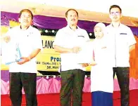  ??  ?? ABDUL Rahman (tengah) diiringi Yusof dan Freddy (kanan) menyampaik­an hadiah dan sijil kepada pemenang pertanding­an melukis poster antidadah sempena program IMAN.