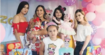  ??  ?? > La linda cumpleañer­a en compañía de sus tías y primas.