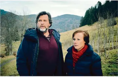  ?? Tatortchec­k Foto: Benoit Linder/swr/dpa ?? Die „Tatort“-kommissare Friedemann Berg (Hans-jochen Wagner) und Franziska Tobler (Eva Löbau) wollen den Fall der ermordeten Rosa Winterfeld endlich aufklären.