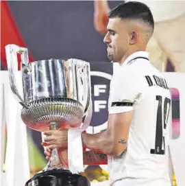  ?? EFE ?? Con la Copa del Rey Ceballos en Sevilla, donde no jugó por lesión. ▷