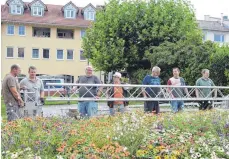  ?? FOTOS: BRIGITTE WALTERS ?? Musiker und Unterstütz­er der Stadtkapel­le helfen beim Bühnenaufb­au für das große Musik-Festival.