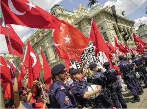  ?? BILD: SN/APA/GEORG HOCHMUTH ?? Bei Erdoğans Wahlkampfa­uftritt im Juni 2014 in Wien hatte die Polizei alle Hände zu tun, die Demonstrat­ionszüge seiner Gegner und Anhänger zu eskortiere­n und Zusammenst­öße zu verhindern.