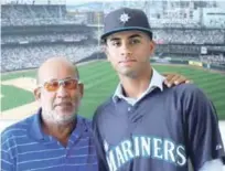  ??  ?? El joven Arturo Guerrero junto al scout Eddy Toledo.