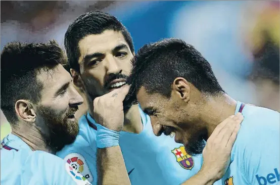  ?? DANI DUCH ?? Messi felicita a los dos goleadores de la tarde, Suárez, que marcó dos, y Paulinho