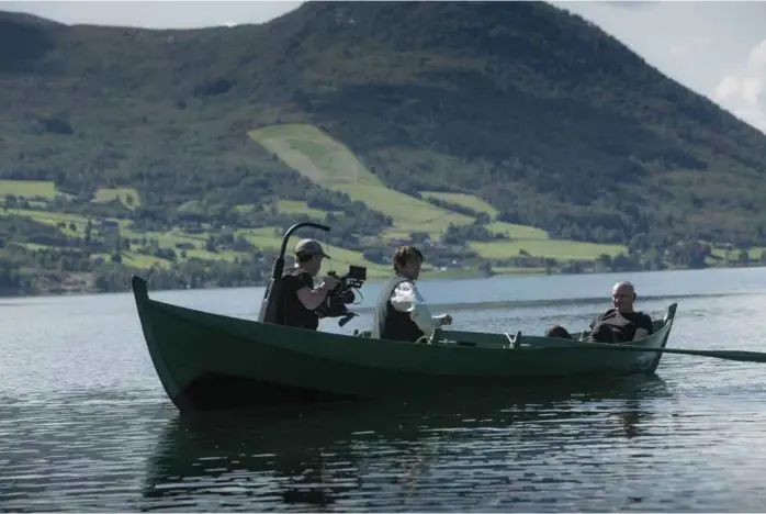  ?? BEGGE FOTO: POUL IVERSEN, HANDMADE FILMS IN NORWEGIAN WOODS ?? JØLSTER: Fotograf Sjur Aarthun og regissør Pål Øie (til høyre) fester Thure Lindhardt til film.