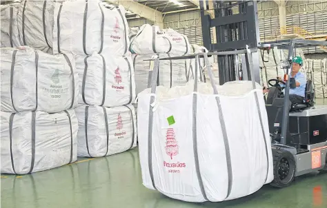  ??  ?? A worker loading bags of rice at a CP Intertrade Co warehouse in Ayutthaya province. Thailand is set to sell rice to Iran for the first time in 10 years.