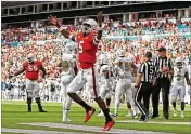  ?? CHARLES TRAINOR JR. / MIAMI HERALD ?? Miami quarterbac­k N’Kosi Perry (5) will face a Florida State defense Saturday that is 74th nationally, allowing 385.4 yards per game.