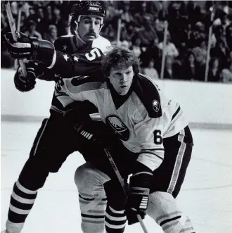  ??  ?? Jim Schoenfeld a amorcé en 1972, avec les Sabres de Buffalo, une carrière de 13 saisons dans la Ligue nationale comme défenseur. Il était une figure fort populaire à Buffalo et était l’un des joueurs les plus accessible­s de la ligue. Il est aussi...