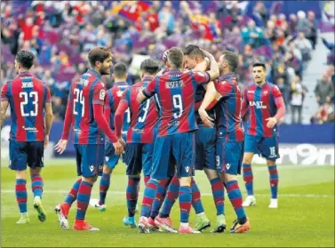  ??  ?? MATCH BALL. Si el Levante gana el sábado al Girona por dos goles de diferencia alzará el título.