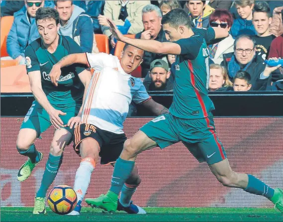  ?? FOTO: EFE ?? Titular en Mestalla Eraso, en la imagen con Orellana y De Marcos, fue una de las novedades que introdujo ayer Valverde ante el Valencia