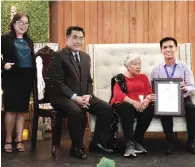  ?? CONTRIBUTE­D FOTO ?? BANKING ON LEARNING. Department of Education Secretary Leonor Briones (third from left) gives the award to Security Bank Foundation program manager Louie De Real (extreme right).