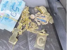  ??  ?? Las joyas y el dinero que perdió Bonitão en Brasil.