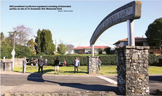  ?? Photo / Dean Taylor ?? RSA president Lou Brown organised a meeting of interested parties on site at Te Awamutu War Memorial Park.