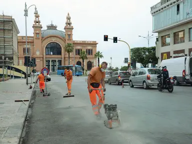  ??  ?? Corso Vittorio Emanuele: sono iniziati i lavori per la pista ciclabile. Saranno anche installati dossi per rallentare le auto e gli scooter