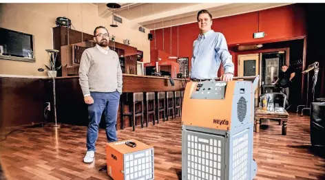  ?? FOTO: ANDREAS ENDERMANN ?? Max Küpper und Herbert Jobst (v.l.) mit zweien ihrer Luftreinig­er im Gleiswerk im Bahnhof Benrath.