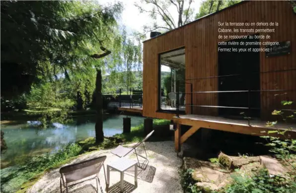  ??  ?? Sur la terrasse ou en dehors de la Cabane, les transats permettent de se ressourcer au borde de cette rivière de première catégorie. Fermez les yeux et appréciez !