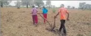  ?? HT PHOTO ?? ▪ Ravina and Shivani helping their father till the land in Badagaon village of Jhansi.