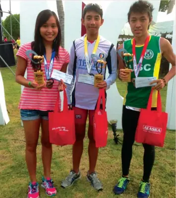  ??  ?? The Cebu Students MultiSport Team of (L-R) swimmer Loren Dale Echavez (USC), cyclist Luis Miguel “Igimax” Maximo (AdMU) and runner RJ Lao (USC) proudly display their trophies and medals after capturing the championsh­ip title in the mixed relay division...