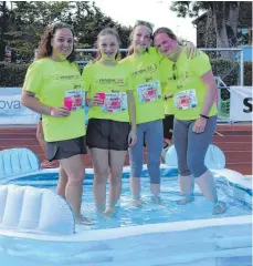  ??  ?? Die Mutter-Tochter-Teams Thekla Wedekind, Amalia Wedekind, Jana Armbruster und Sonja Steinmann genießen nach dem Lauf die Abkühlung im Planschbec­ken.